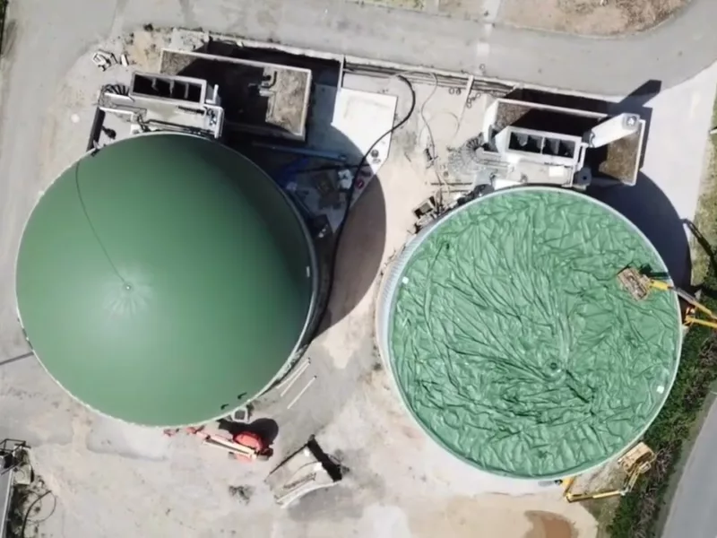 Installation of a biogas cover.